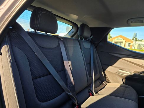 Used 2022 Chevrolet Bolt EUV LT w/ Comfort Package image 12