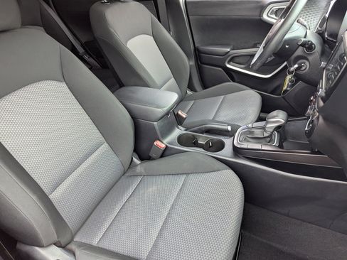 Used 2025 Kia Soul LX w/ LX Technology Package FWD image 9