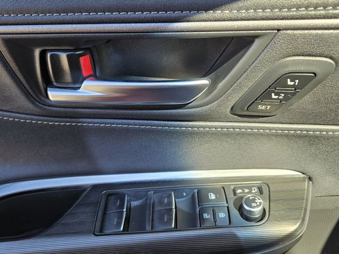 Used 2023 Toyota Venza Limited image 13