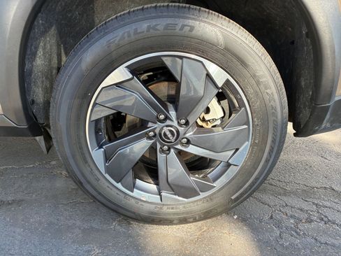 Used 2025 Nissan Rogue SV image 32