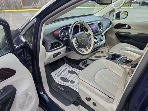 Used 2017 Chrysler Pacifica Limited w/ UConnect Theater Package FWD image 57