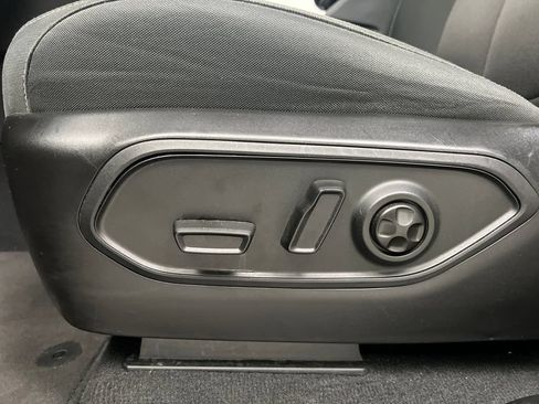 Used 2024 Jeep Grand Cherokee Laredo RWD image 13