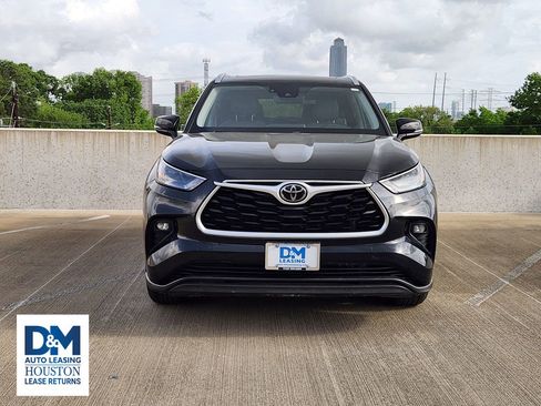 Used 2022 Toyota Highlander XLE FWD image 2
