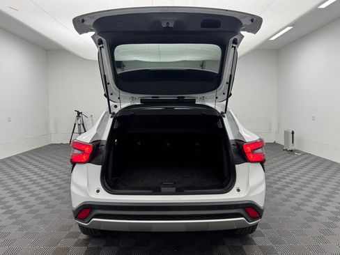 Used 2025 Chevrolet Trax LT w/ LT Convenience Package FWD image 9