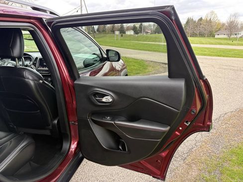 Used 2019 Jeep Cherokee Trailhawk w/ Cold Weather Group AWD/4WD image 31