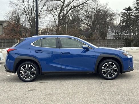 Certified 2022 Lexus UX 200 w/ Accessory Package (Z2) image 4