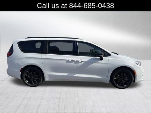New 2026 Chrysler Pacifica Limited image 4