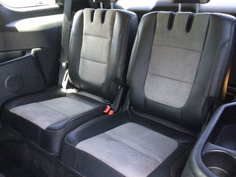 Used 2017 Ford Explorer XLT w/ Equipment Group 202A AWD/4WD image 25