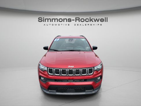 Used 2025 Jeep Compass Latitude AWD/4WD image 8