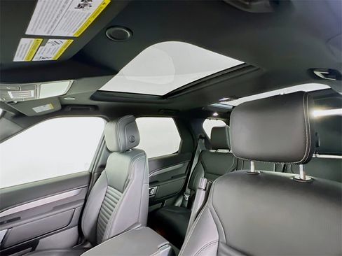 Used 2025 Land Rover Discovery Dynamic SE image 23