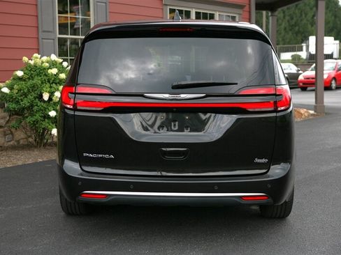 Used 2023 Chrysler Pacifica Touring-L FWD image 6