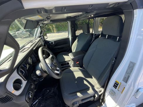 Used 2025 Jeep Wrangler Sahara image 32