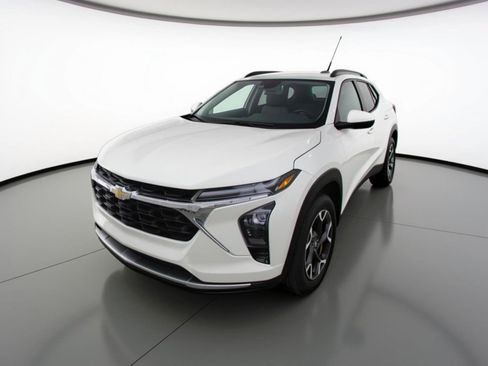 Used 2025 Chevrolet Trax LT w/ LT Convenience Package FWD image 3