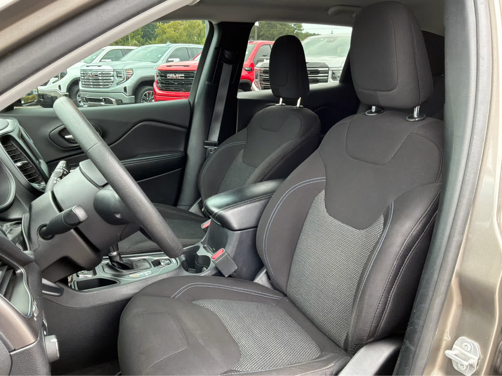 Used 2020 Jeep Cherokee Latitude FWD image 11