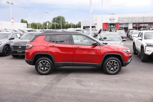 Used 2025 Jeep Compass Trailhawk AWD/4WD image 5
