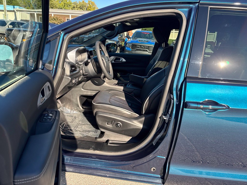 Used 2025 Chrysler Pacifica Premium FWD image 10