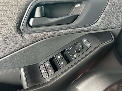 Used 2023 Nissan Rogue S AWD/4WD image 19