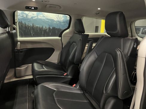 Used 2024 Chrysler Pacifica Select image 15