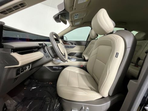 Used 2025 Lincoln Nautilus Premier AWD/4WD image 16
