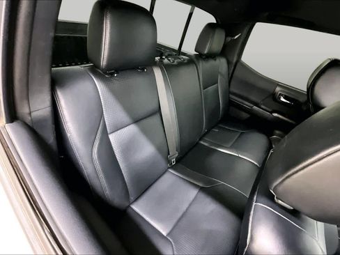 Used 2018 Toyota Tacoma TRD Off-Road AWD/4WD image 18