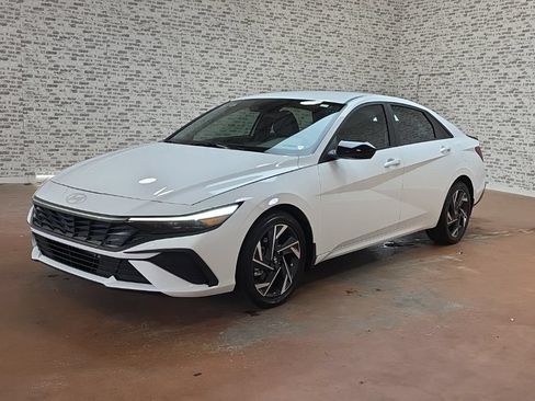 Certified 2025 Hyundai Elantra Sport FWD image 3