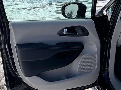 Used 2024 Chrysler Pacifica Touring-L image 23