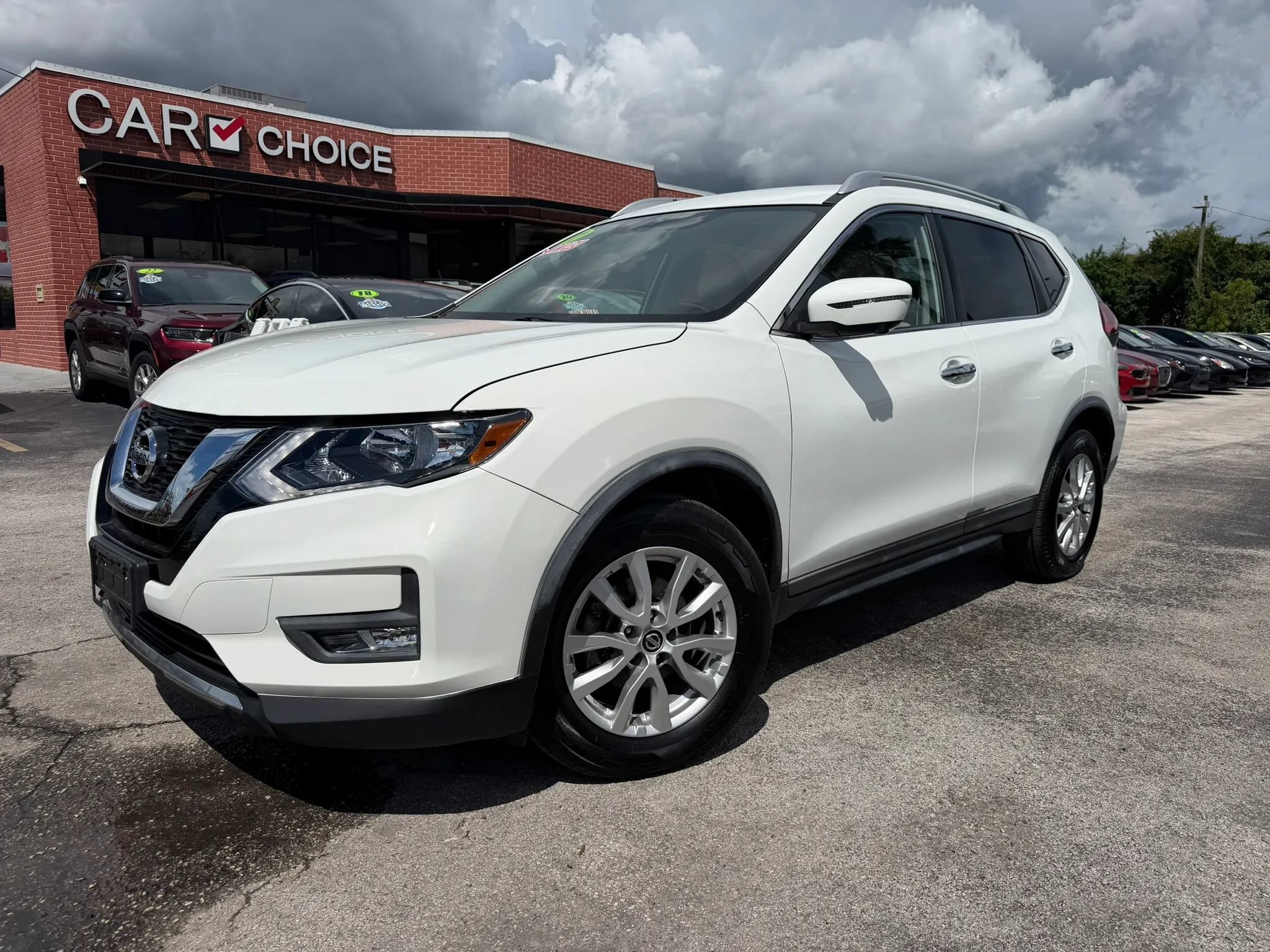 Used 2017 Nissan Rogue SV w/ SV Premium Package FWD image 1