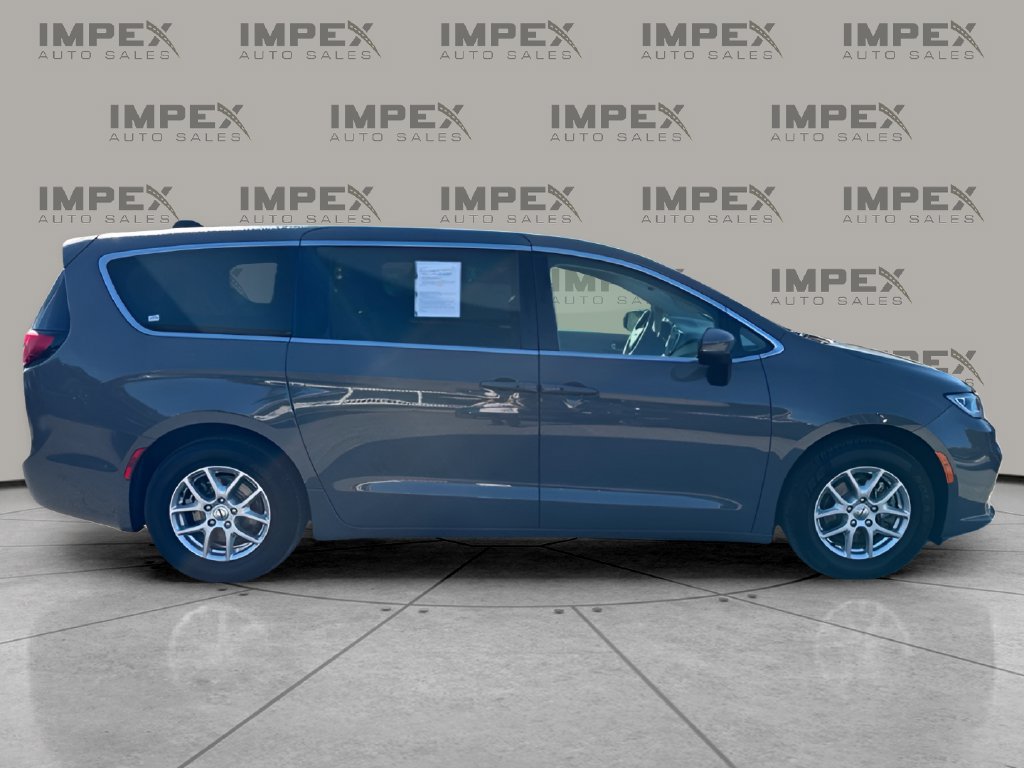 Used 2023 Chrysler Pacifica Touring-L FWD image 6