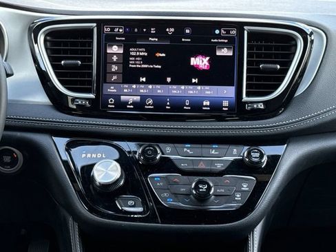 Used 2025 Chrysler Pacifica Limited FWD image 18