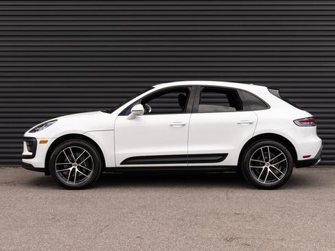 Certified 2025 Porsche Macan AWD/4WD image 2