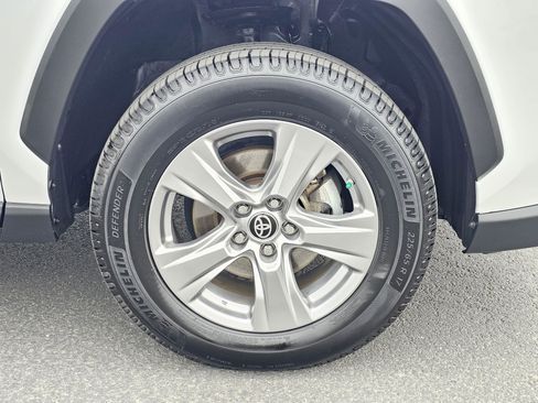 Used 2022 Toyota RAV4 LE AWD/4WD image 9