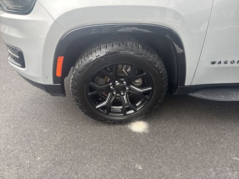 Used 2024 Jeep Wagoneer L Series II image 11