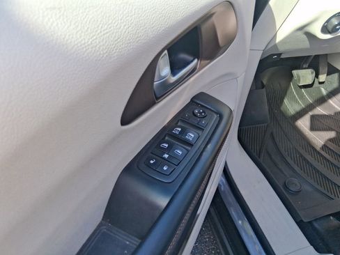 Used 2018 Chrysler Pacifica Touring-L FWD image 10