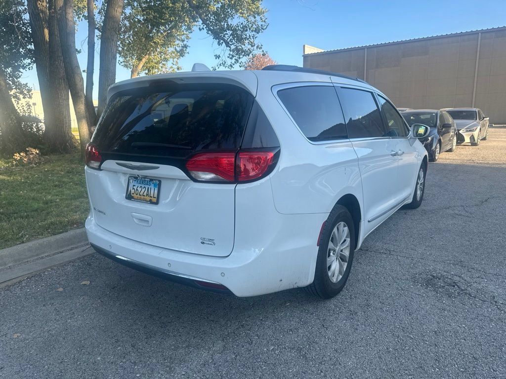 Used 2017 Chrysler Pacifica Touring-L FWD image 12
