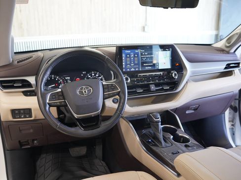 Used 2021 Toyota Highlander Platinum image 11