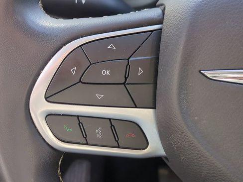 Used 2023 Chrysler Pacifica Touring-L image 27