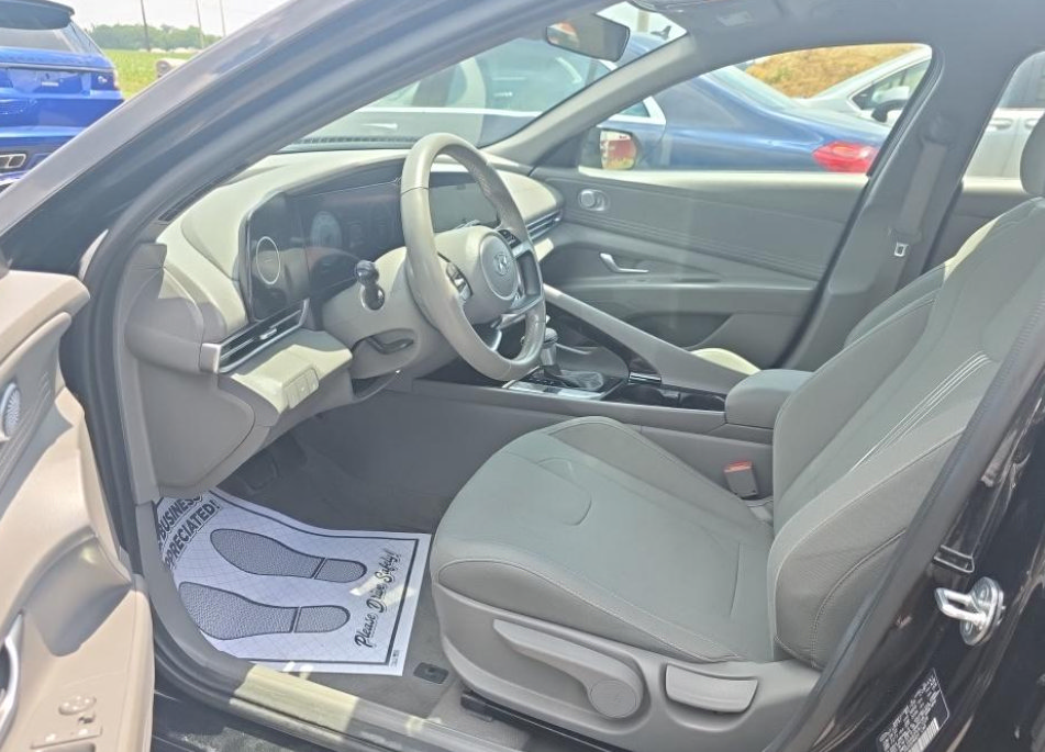 Used 2023 Hyundai Elantra SEL w/ Convenience Package FWD image 12