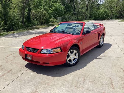 Used 2004 Ford Mustang Convertible RWD image 2