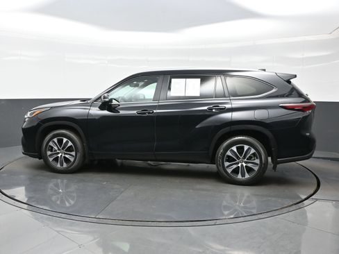 Used 2024 Toyota Highlander XLE AWD/4WD image 3