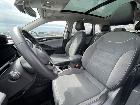 Used 2023 Volkswagen Taos SE w/ Panoramic Sunroof Package image 13