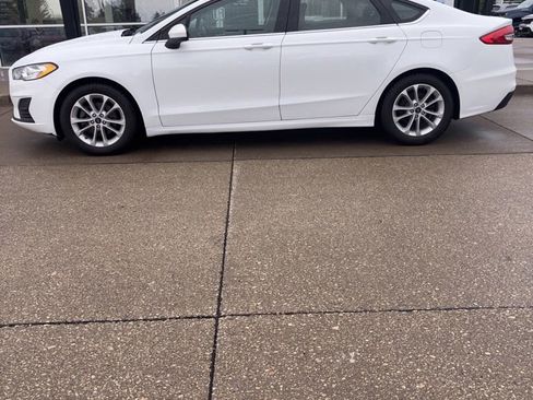 Used 2019 Ford Fusion SE FWD image 2