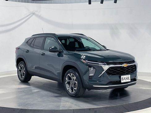 Used 2025 Chevrolet Trax LT FWD image 37