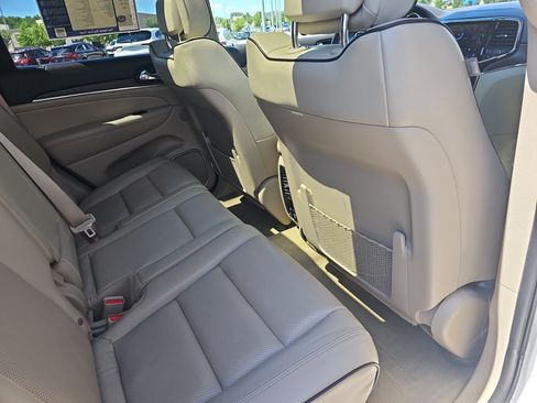 Used 2020 Jeep Grand Cherokee Overland AWD/4WD image 11