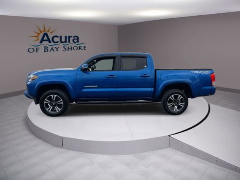 Used 2017 Toyota Tacoma TRD Sport w/ Tow Package (A/T) image 4