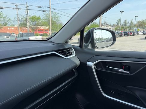 Used 2021 Toyota RAV4 XLE image 22