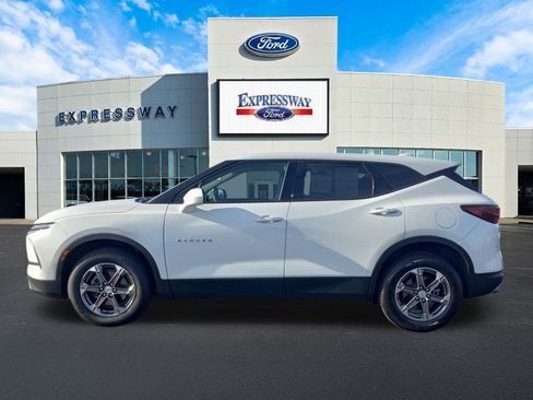 Used 2023 Chevrolet Blazer LT image 9