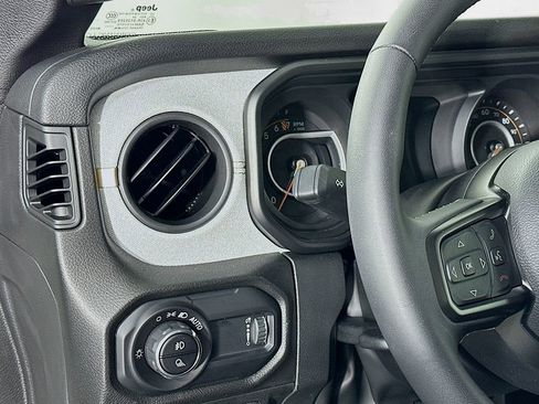 Used 2024 Jeep Gladiator Sport image 11