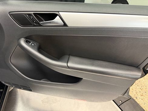 Used 2013 Volkswagen Jetta SE FWD image 19