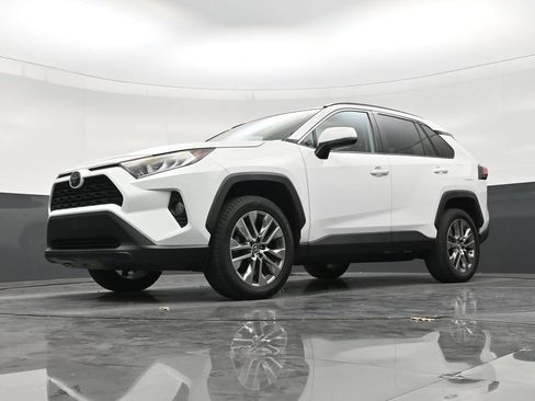 Used 2019 Toyota RAV4 XLE Premium FWD image 20
