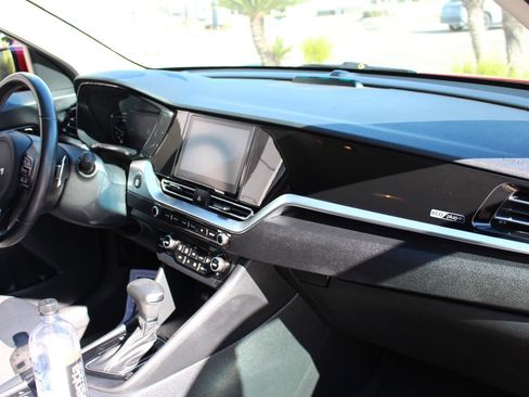 Used 2022 Kia Niro EX image 14